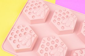 Molde silicona jabones 6 hexagonos con abejas (3).jpg